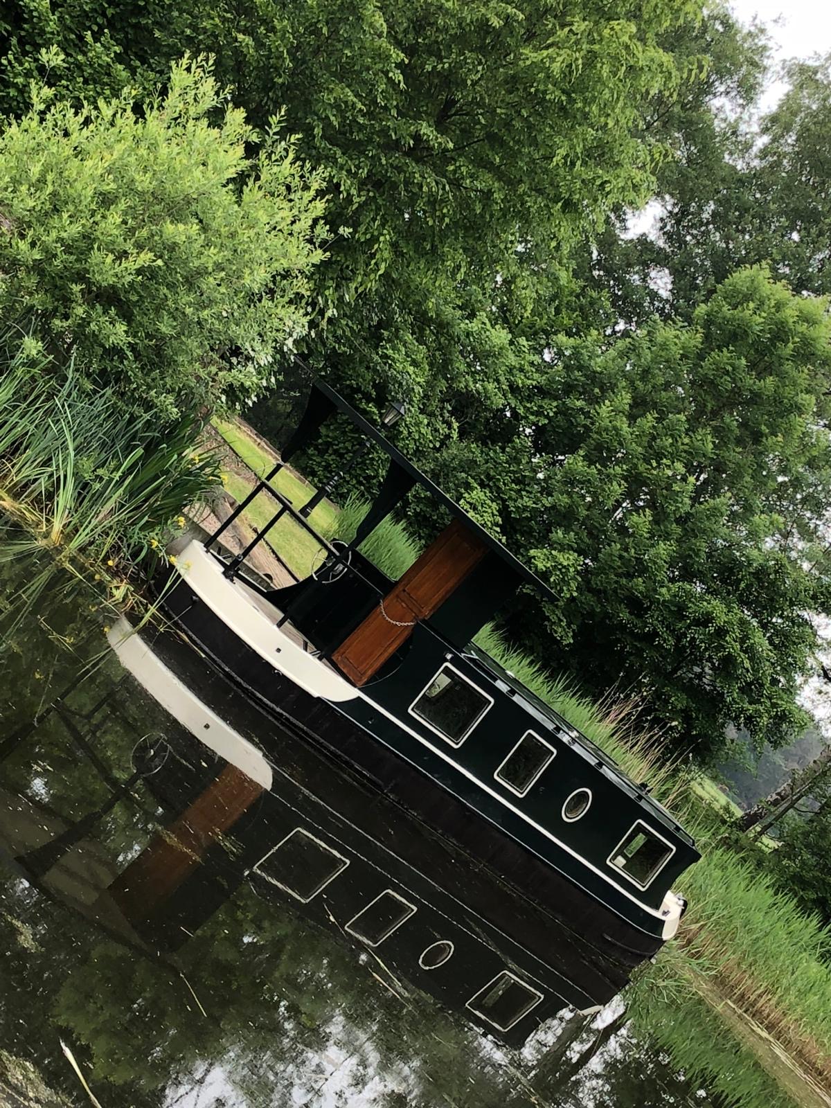 Het stuurwiel van de boot aan de oever