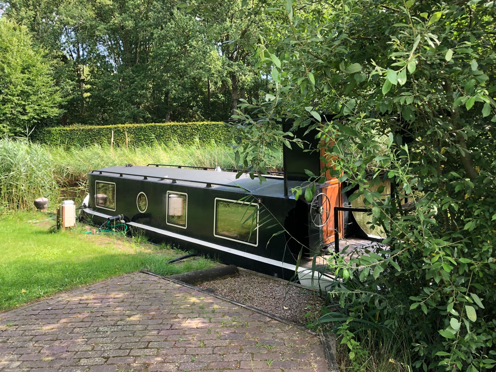 De beschutte boot aan het water